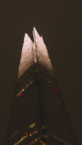 Vertikales-Video,-Das-Das-Äußere-Des-Shard-Bürogebäudes-In-Der-Skyline-Des-Londoner-Geschäftsviertels-Bei-Nacht-Zeigt-2